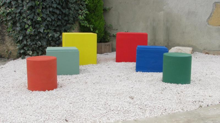 Bornes finition béton couleur